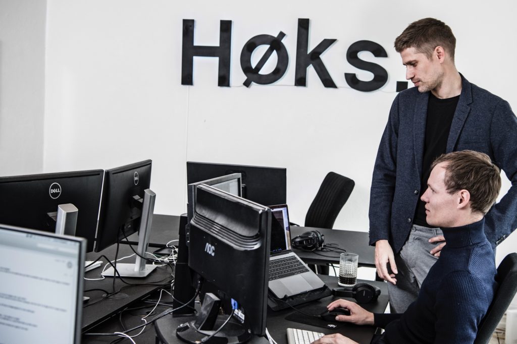 Høks Magento og PIM eksperter arbejder i kontor
